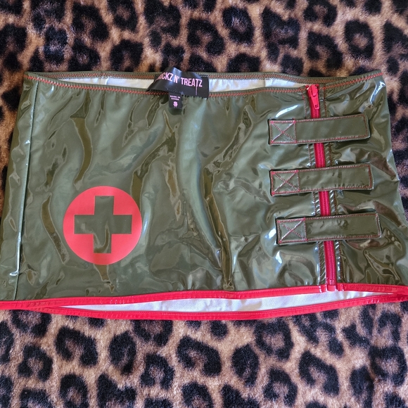 Post Apocalyptic Army Nurse x Dollskill - Picture 6 of 7